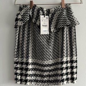 RUFFLED PLAID PENCIL SKIRT
New with tags size S ZARA